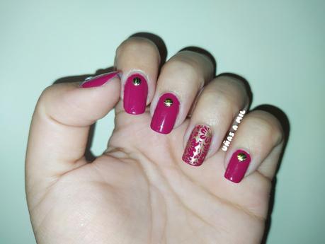 Manicura en fucsia con dorado