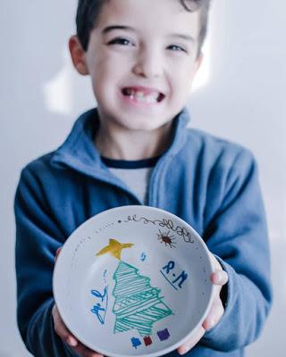 Personalizar la vajilla básica de ikea con rotuladores. Ideas creativas para hacer con niños en navidad