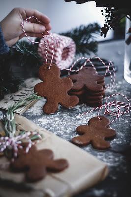 Personalizar la vajilla básica de ikea con rotuladores. Ideas creativas para hacer con niños en navidad