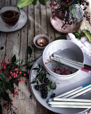 Personalizar la vajilla básica de ikea con rotuladores. Ideas creativas para hacer con niños en navidad