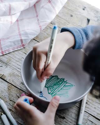 Personalizar la vajilla básica de ikea con rotuladores. Ideas creativas para hacer con niños en navidad