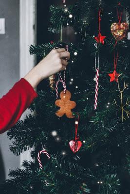 Personalizar la vajilla básica de ikea con rotuladores. Ideas creativas para hacer con niños en navidad