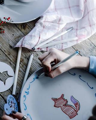 Personalizar la vajilla básica de ikea con rotuladores. Ideas creativas para hacer con niños en navidad