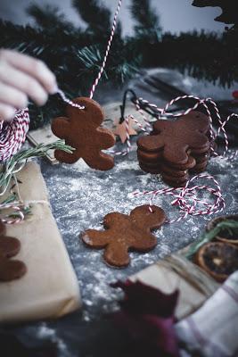 Personalizar la vajilla básica de ikea con rotuladores. Ideas creativas para hacer con niños en navidad