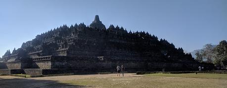 Vista frontal del templo de Borobudur