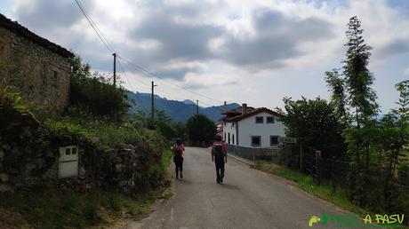CIRCULAR a los LAGOS DE COVADONGA desde DEMUÉS Localidad de Demués, Onís