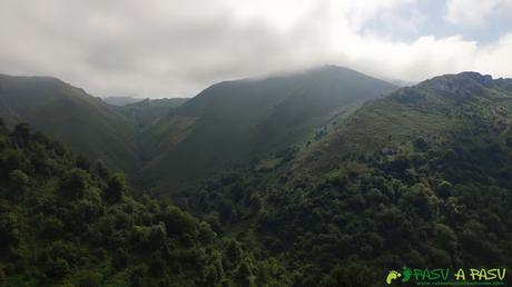 CIRCULAR a los LAGOS DE COVADONGA desde DEMUÉS Vista hacia los lagos de Covadonga, desde las inmediaciones de Demués