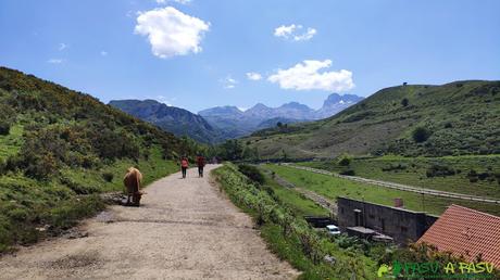 Lagos de Covadonga, sobre el Centro de Visitantes Marqués de Pidal