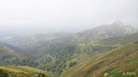 CIRCULAR a los LAGOS DE COVADONGA desde DEMUÉS Desde el Collado Camba, vista de la pista