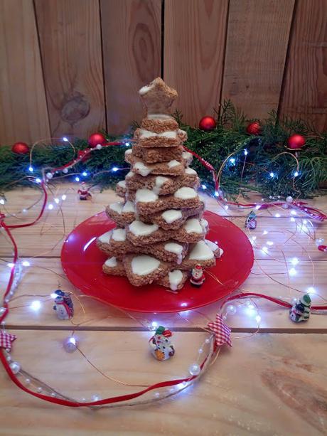 Zimtsterne. Estrellas de canela. Árbol de Navidad de galletas. Receta navideña europea para hacer en casa con niños. Glasa, galletas, con horno. Recetas de Cuca