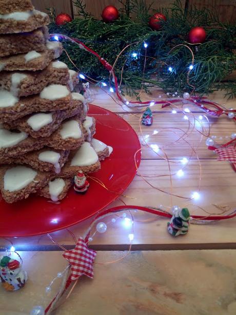 Zimtsterne. Estrellas de canela. Árbol de Navidad de galletas. Receta navideña europea para hacer en casa con niños. Glasa, galletas, con horno. Recetas de Cuca Zimtsterne. Estrellas de canela. Árbol de Navidad de galletas. Receta navideña europea para hacer en casa con niños. Glasa, galletas, con horno. Recetas de Cuca