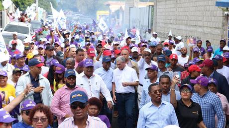 Con calles llenas reciben a Gonzalo Castillo en la Provincia Bahoruco.