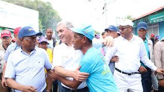 Con calles llenas reciben a Gonzalo Castillo en la Provincia Bahoruco.