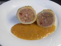 Calamar relleno partido por la mitad con salsa Calamar relleno partido por la mitad con salsa