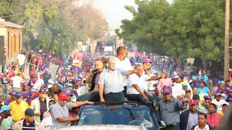 Calles de Neiba llenas de cabo a rabo en caravana de Gonzalo Castillo.