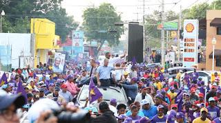 Calles de Neiba llenas de cabo a rabo en caravana de Gonzalo Castillo.