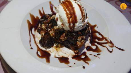 Brownie con nueces y helado de vainilla en La Viña de Nerea