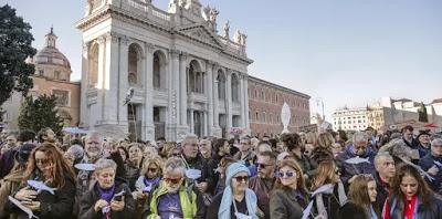 El movimiento de las sardinas en Roma, contra el neofascismo.