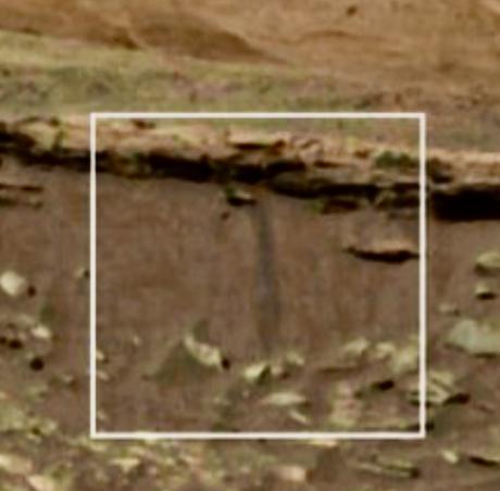Probable slope (agua en superficie) captado por el rover Curiosity.