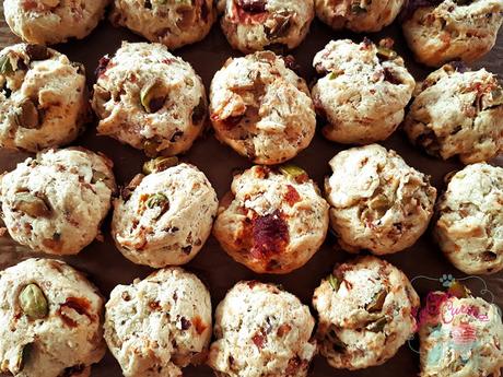 GALLETAS SALADAS DE PARMESANO CON PISTACHOS, TOMATES Y BACON GALLETAS SALADAS DE PARMESANO CON PISTACHOS, TOMATES Y BACON