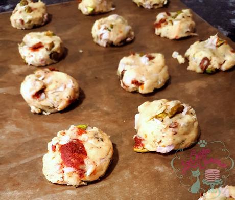 GALLETAS SALADAS DE PARMESANO CON PISTACHOS, TOMATES Y BACON GALLETAS SALADAS DE PARMESANO CON PISTACHOS, TOMATES Y BACON