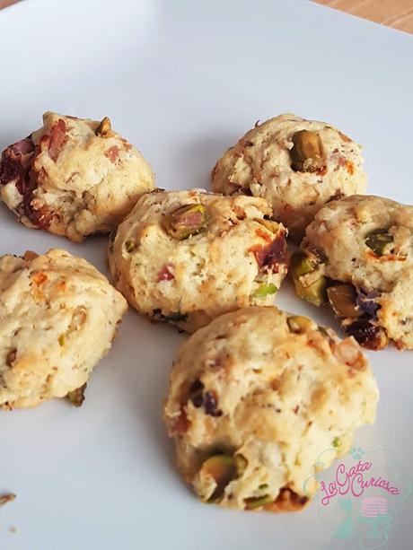 GALLETAS SALADAS DE PARMESANO CON PISTACHOS, TOMATES Y BACON GALLETAS SALADAS DE PARMESANO CON PISTACHOS, TOMATES Y BACON