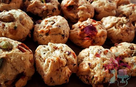 GALLETAS SALADAS DE PARMESANO CON PISTACHOS, TOMATES Y BACON GALLETAS SALADAS DE PARMESANO CON PISTACHOS, TOMATES Y BACON