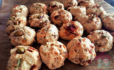 GALLETAS SALADAS DE PARMESANO CON PISTACHOS, TOMATES Y BACON GALLETAS SALADAS DE PARMESANO CON PISTACHOS, TOMATES Y BACON