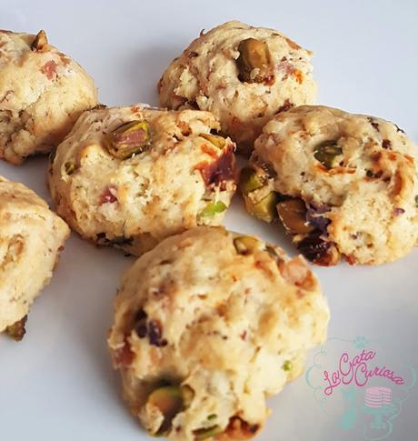 GALLETAS SALADAS DE PARMESANO CON PISTACHOS, TOMATES Y BACON GALLETAS SALADAS DE PARMESANO CON PISTACHOS, TOMATES Y BACON