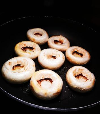 Champiñones rellenos con crema de cabrales Champiñones rellenos con crema de cabrales