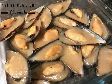 Mejillones encebollados al gratén. Juego de blogueros 2.0