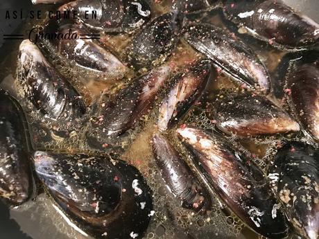 Mejillones encebollados al gratén. Juego de blogueros 2.0 Mejillones encebollados al gratén. Juego de blogueros 2.0