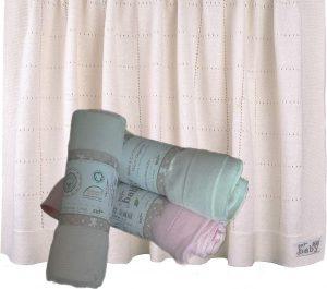 Ropa de nenes, ¿qué ropa necesita un recién nacido? Manta punto rosa para bebe
