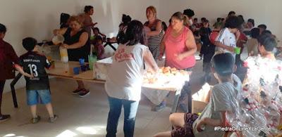 Barrios de Pié festejó Navidad con niños de Piedra del Águila.