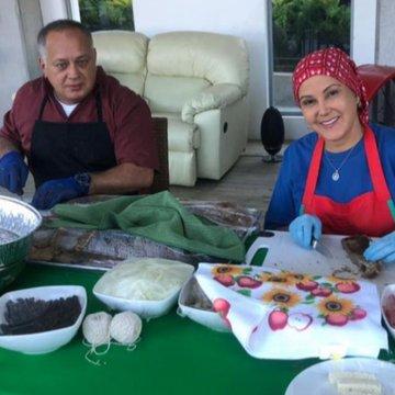 #Navidad: ASÍ ES COMO DIOSDADO CABELLO (@dcabellor) JUNTO A SU ESPOSA E HIJOS REALIZAN LAS TRADICIONALES #HALLACAS (FOTO) #Navidad: ASÍ ES COMO DIOSDADO CABELLO (@dcabellor) JUNTO A SU ESPOSA E HIJOS REALIZAN LAS TRADICIONALES #HALLACAS (FOTO)