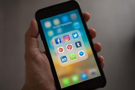 apple-applications-apps-cell-phone-607812 Analizar los datos de las personas en redes sociales: ¿herramienta para la salud mental o invación de la privacidad?