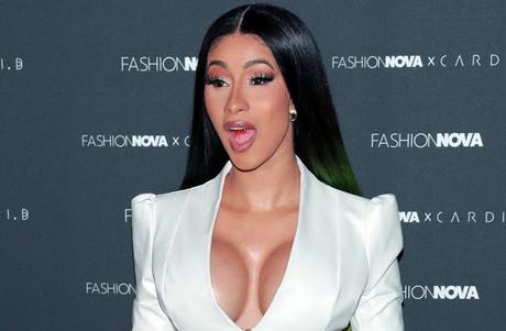 Cardi B (@iamcardib) se desmaquilla entre diamantes y se quita la ropa en Twitter (VIDEO)