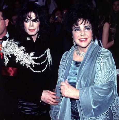 #KimKardashian le regaló a su hija... ¡una chaqueta de #MichaelJackson!