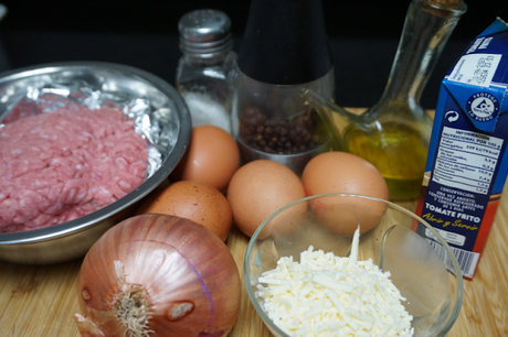 Huevos rellenos de carne con bechamel