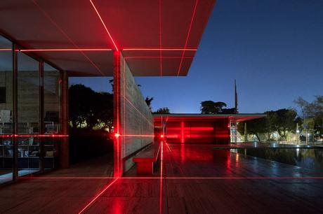 Las Instalaciones lumínicas más memorables del 2019 luftwerk-iker-gil-geometry-of-light-barcelona-pavilion-designboom-1