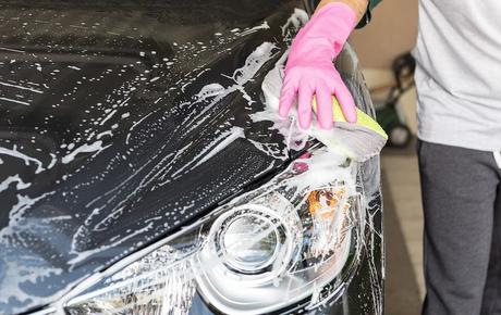 ¿Sabes cómo lavar todo el coche con un solo vaso de agua?