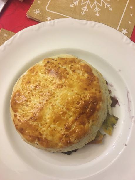 Hojaldre De Queso Camembert Con Mermelada De Arándanos Hojaldre De Queso Camembert Con Mermelada De Arándanos