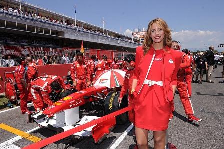 Ana Locking diseña para el Banco Santander los uniformes de las azafatas de la Fórmula 1