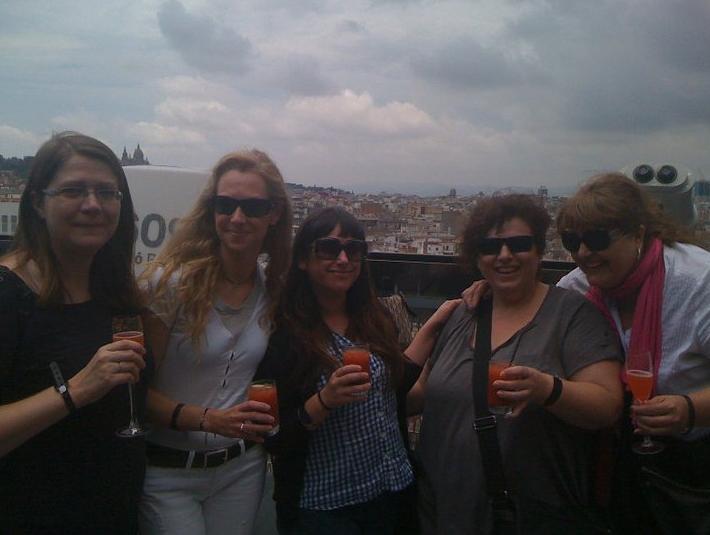 Un Brunch estiloso en una terraza con vistas