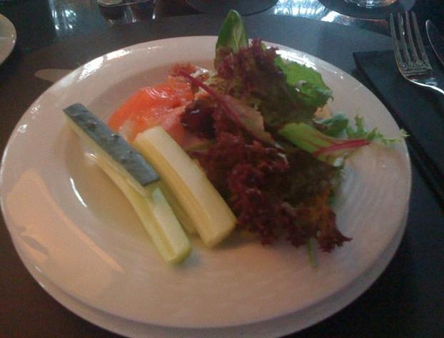 Un Brunch estiloso en una terraza con vistas