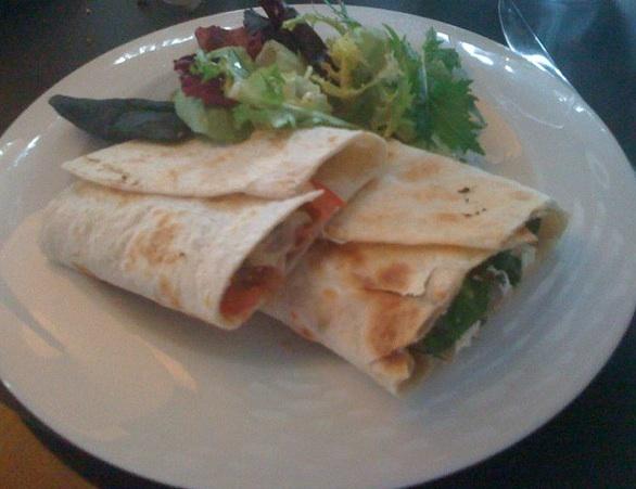 Un Brunch estiloso en una terraza con vistas