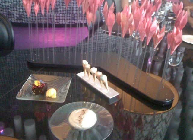 Un Brunch estiloso en una terraza con vistas