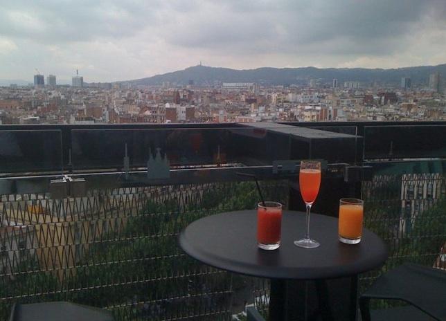 Un Brunch estiloso en una terraza con vistas