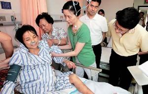 No tenía dinero para operarse y se operó ella misma