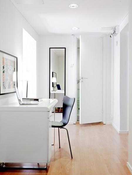 suelo de tarima suelo de gress negro sofa blanco separación de salón y cama separación de ambientes mini pisos mampara en el salón lámpara de diseño diseño de interires decoración espacios pequeños decoración de interiores decoración de estudios pequeños cocinas blancas 